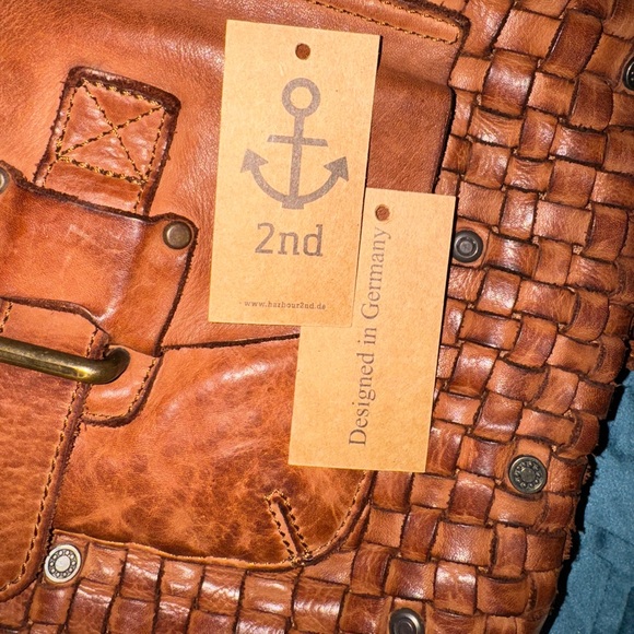 Harbour 2nd Leather Crossbody w adj. strap, 11 x 11”, soft leather & great bag! - Picture 8 of 9